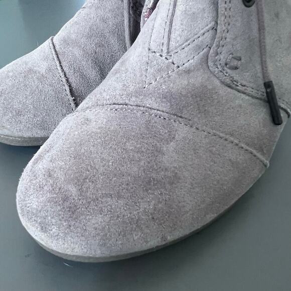 TOMS Women's 8.5W Desert Boot Beige Sand Suede Wedge Heel Ankle Bootie Lace Up - Picture 2 of 6